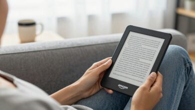 Pessoa relaxando em um ambiente aconchegante enquanto lê em um Amazon Kindle, com café ao lado e luz natural, transmitindo conforto e modernidade na leitura digital.