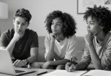 Jovens adultos convivendo com pais em um ambiente doméstico moderno, representando a geração canguru, com expressão de reflexão e planejamento sobre o futuro.