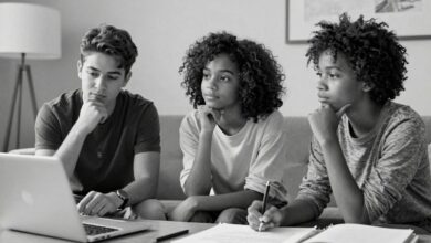 Jovens adultos convivendo com pais em um ambiente doméstico moderno, representando a geração canguru, com expressão de reflexão e planejamento sobre o futuro.