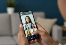 Pessoa segurando um celular transmitindo uma live em ambiente descontraído, com elementos de interação digital aparecendo na tela