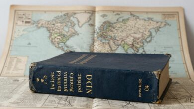 Livros antigos, dicionários e mapas ilustrando a evolução da língua portuguesa ao longo do tempo