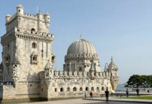 Fachadas de sete museus icônicos ao redor do mundo, mostrando diferentes estilos arquitetônicos e visitantes admirando obras de arte