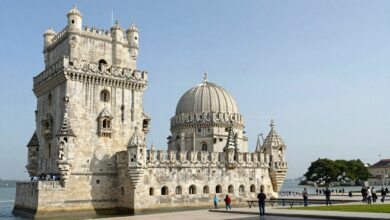 Fachadas de sete museus icônicos ao redor do mundo, mostrando diferentes estilos arquitetônicos e visitantes admirando obras de arte