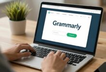 Pessoa digitando em um notebook com interface gráfica do Grammarly exibida na tela