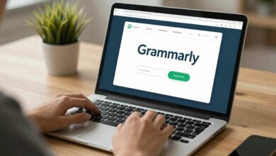Pessoa digitando em um notebook com interface gráfica do Grammarly exibida na tela