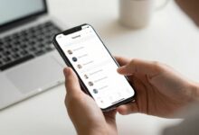 Pessoa utilizando app gerenciador de arquivos em um smartphone em um ambiente moderno e organizado
