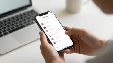 Pessoa utilizando app gerenciador de arquivos em um smartphone em um ambiente moderno e organizado