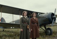 Uma representação artística de duas aviadoras soviéticas das Bruxas da Noite em frente ao seu biplano Polikarpov Po-2, sob um céu noturno estrelado durante a Segunda Guerra Mundial.