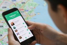 Pessoa explorando o app TripAdvisor em um smartphone, com mapas e pontos turísticos ao fundo