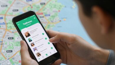 Pessoa explorando o app TripAdvisor em um smartphone, com mapas e pontos turísticos ao fundo