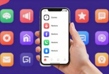 Uma pessoa usando um smartphone para fazer uma anotação rápida, com ícones de aplicativos de notas flutuando ao redor em um fundo moderno e colorido.
