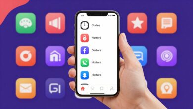 Uma pessoa usando um smartphone para fazer uma anotação rápida, com ícones de aplicativos de notas flutuando ao redor em um fundo moderno e colorido.