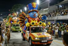 Um desfile vibrante de uma escola de samba no Sambódromo, com carros alegóricos grandiosos, passistas fantasiados e uma multidão animada.