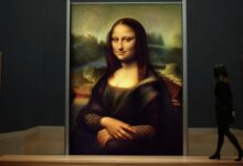 Uma representação artística do roubo da Mona Lisa do Museu do Louvre em 1911, com uma silhueta misteriosa carregando a pintura em um corredor escuro do museu.