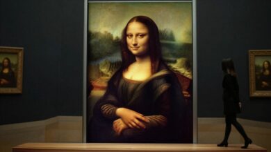 Uma representação artística do roubo da Mona Lisa do Museu do Louvre em 1911, com uma silhueta misteriosa carregando a pintura em um corredor escuro do museu.