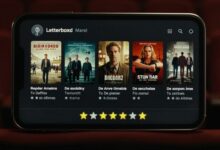 Um smartphone exibindo a interface do aplicativo Letterboxd, com pôsteres de filmes e o sistema de avaliação de cinco estrelas em destaque, sobre um fundo que remete a uma sala de cinema.