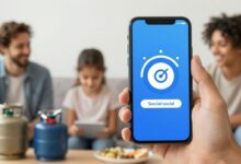 Uma imagem conceitual mostrando um smartphone com o logo de um aplicativo social, com um botijão de gás e uma família brasileira feliz ao fundo, simbolizando o acesso ao benefício.