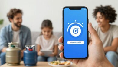 Uma imagem conceitual mostrando um smartphone com o logo de um aplicativo social, com um botijão de gás e uma família brasileira feliz ao fundo, simbolizando o acesso ao benefício.