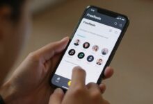 Close-up de uma pessoa sorrindo enquanto edita um vídeo curto em seu smartphone, com a interface do aplicativo FreeReels visível, mostrando ícones de música e efeitos especiais.