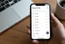 Um smartphone exibindo a interface do aplicativo Focus To-Do, com uma lista de tarefas e um cronômetro da técnica Pomodoro em destaque, sobre uma mesa de trabalho organizada com um notebook e uma xícara de café.
