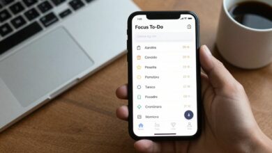 Um smartphone exibindo a interface do aplicativo Focus To-Do, com uma lista de tarefas e um cronômetro da técnica Pomodoro em destaque, sobre uma mesa de trabalho organizada com um notebook e uma xícara de café.