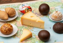 Uma montagem de vários alimentos proibidos, como Kinder Ovo, queijo, absinto e haggis, sobre um mapa-múndi com selos de 'proibido'.
