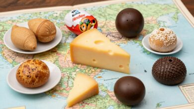Uma montagem de vários alimentos proibidos, como Kinder Ovo, queijo, absinto e haggis, sobre um mapa-múndi com selos de 'proibido'.