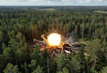 Uma visão artística da explosão de Tunguska sobre a vasta e densa floresta siberiana, com uma bola de fogo brilhante no céu e árvores sendo derrubadas pela onda de choque.
