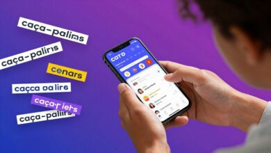 Uma pessoa sorrindo enquanto joga um jogo de caça-palavras em seu smartphone, com letras e palavras flutuando ao redor da tela em um design moderno e colorido.