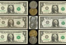 Uma colagem de imagens históricas mostrando a evolução do dinheiro, desde moedas antigas chinesas e notas de papel primitivas até notas de dólar modernas.