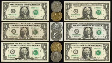 Uma colagem de imagens históricas mostrando a evolução do dinheiro, desde moedas antigas chinesas e notas de papel primitivas até notas de dólar modernas.