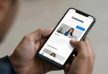 Pessoa utilizando o app da GoDaddy no celular para criar um site facilmente