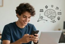 Uma pessoa sorrindo enquanto usa um aplicativo de idiomas em seu smartphone, com ícones de diferentes línguas e um cérebro estilizado ao fundo, representando a aprendizagem.