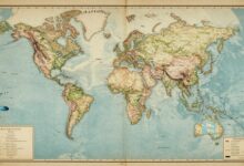 Uma colagem de mapas antigos e modernos, mostrando a evolução da cartografia desde pergaminhos antigos até uma visão digital da Terra a partir do espaço.
