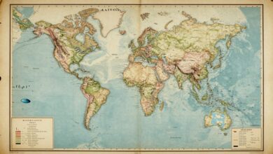 Uma colagem de mapas antigos e modernos, mostrando a evolução da cartografia desde pergaminhos antigos até uma visão digital da Terra a partir do espaço.