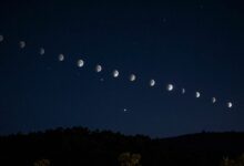 Uma imagem impressionante do céu noturno, mostrando a Lua em uma de suas fases com estrelas brilhantes ao fundo, simbolizando o aplicativo Daff Lua.