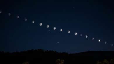 Uma imagem impressionante do céu noturno, mostrando a Lua em uma de suas fases com estrelas brilhantes ao fundo, simbolizando o aplicativo Daff Lua.
