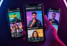 Uma colagem vibrante de telas de smartphone exibindo a interface do aplicativo Kwai, com vídeos curtos e criativos, sobre um fundo de luzes de néon coloridas que representam a viralidade e a criatividade digital.