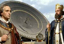 Uma colagem de imagens representando a história dos calendários, incluindo um antigo observatório astronômico, um calendário romano de pedra, o Papa Gregório XIII e um relógio atômico moderno.