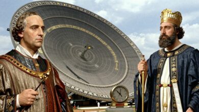 Uma colagem de imagens representando a história dos calendários, incluindo um antigo observatório astronômico, um calendário romano de pedra, o Papa Gregório XIII e um relógio atômico moderno.