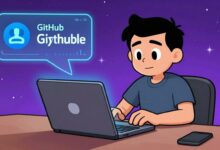 Um polvo de desenho animado, o mascote do GitHub, trabalhando em um laptop com linhas de código flutuando ao redor, em um fundo de galáxia digital.