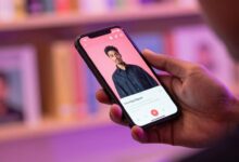 Uma pessoa lendo um livro digital em um smartphone com uma interface de escrita literária vibrante ao fundo