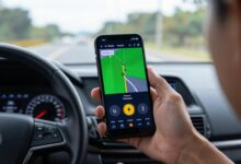 Motorista atento dirigindo em uma rodovia urbana ao entardecer, com smartphone exibindo alertas de trânsito e radares em tempo real no painel do carro