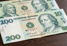 Composição editorial realista mostrando cédulas brasileiras em close, retratos históricos, símbolos nacionais, elementos de segurança e detalhes de gravura sobre uma mesa de estudo