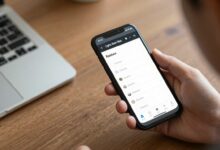 Pessoa editando uma fotografia com ferramentas profissionais do Lightroom Mobile em um smartphone, com controles de luz, cores e composição visíveis na tela