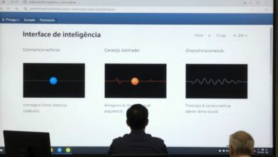 Interface de inteligência artificial convertendo uma gravação de reunião em texto, com ondas sonoras e trechos transcritos em português