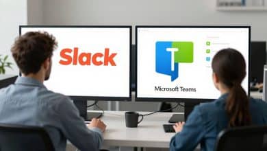 Comparação visual entre Slack e Microsoft Teams em um ambiente corporativo moderno, com equipes colaborando por mensagens, reuniões e arquivos digitais