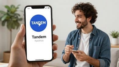 Pessoa estudando idiomas no aplicativo Tandem enquanto conversa por vídeo com falantes nativos de diferentes países