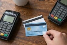 Evolução da origem do cartão de crédito, com cartões antigos e modernos ao lado de um terminal de pagamento contemporâneo.