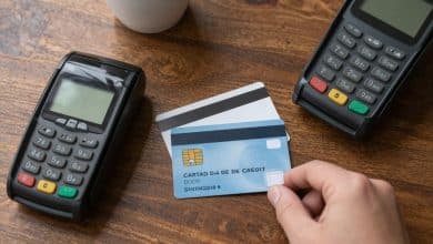 Evolução da origem do cartão de crédito, com cartões antigos e modernos ao lado de um terminal de pagamento contemporâneo.